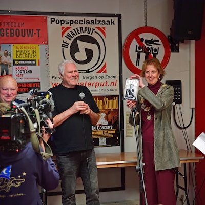 ‘Enige burgemeester die een drumstokje van je heeft gevangen’; fans in de rij voor boekpresentie van Cesar Zuiderwijk