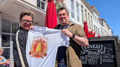 Middelburg Lekker Eiggenwijzz: T-shirts als protest tegen ‘starre’ houding gemeente over parasols