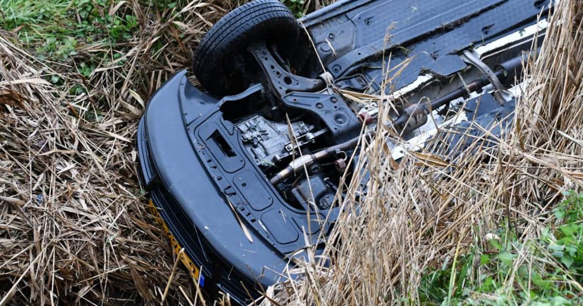 Auto belandt op zijn kop in sloot Aagtekerke, bestuurder gewond