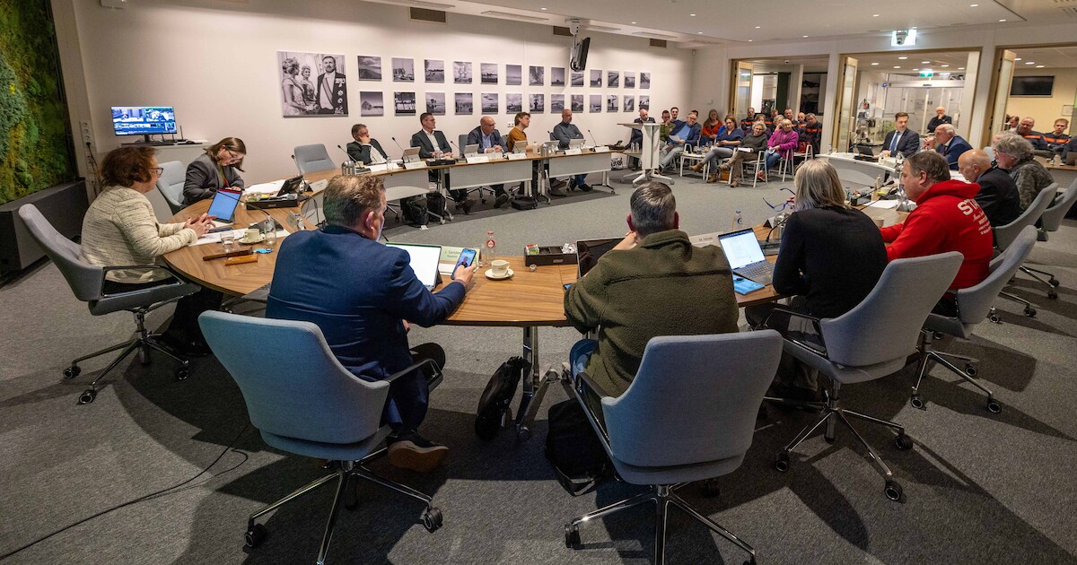 Huh? De oude raad vergadert ‘gewoon’ na de verkiezingen