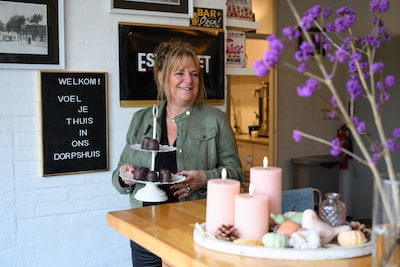 Nita (60) is terug in haar dorpshuis: ‘Ik blijf tot mijn houdbaarheidsdatum verloopt’