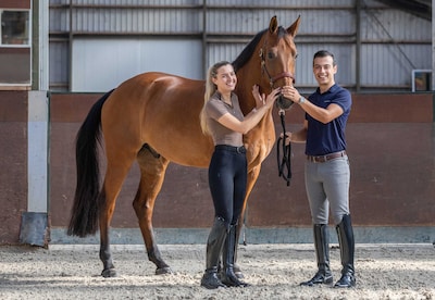 In Schore sloeg de vonk over tussen Julia en Spaanse Sergio, nu runt het echtpaar samen Stal Beatrixhoeve Bouthoorn