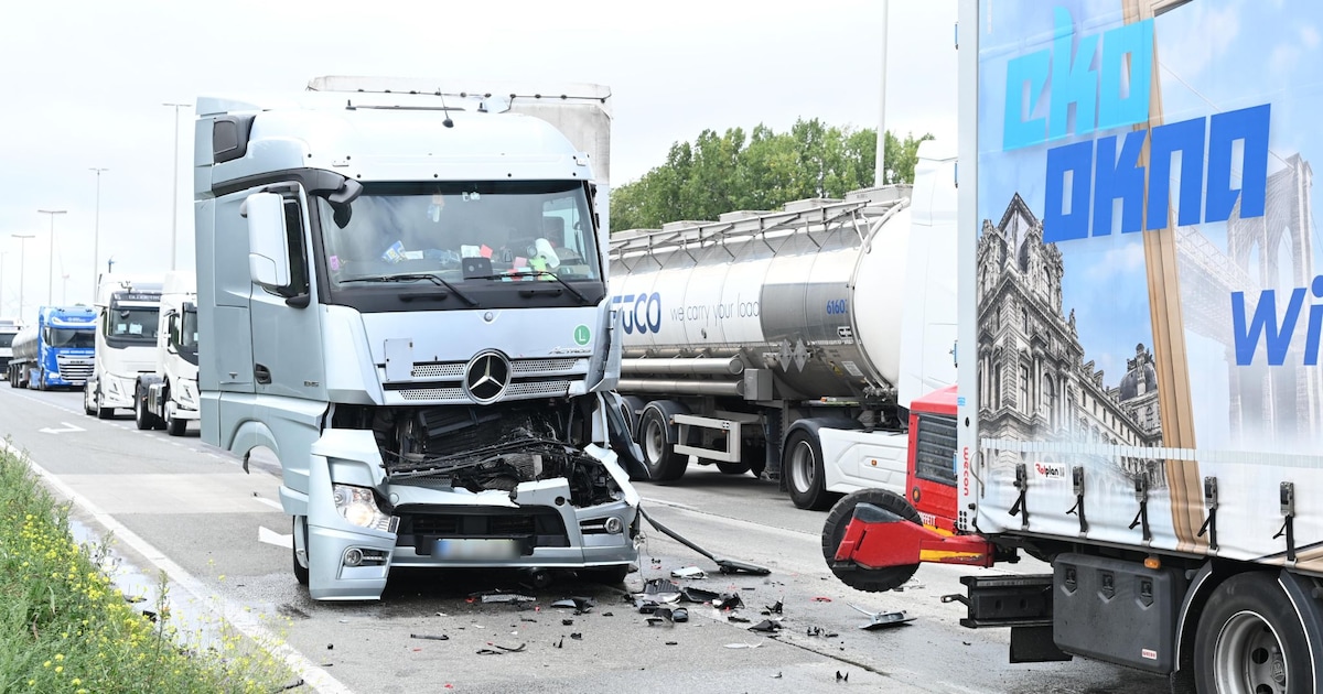 Kettingbotsing met drie vrachtwagens op John F. Kennedylaan in Sint-Kruis-Winkel: twee chauffeurs af