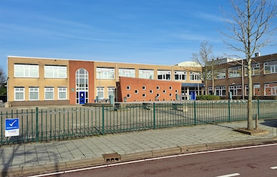 Schok op Ostrea Lyceum na ernstige melding over oud-docent: ‘Dit hoop je nooit mee te maken’