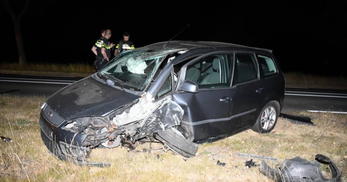 Auto botst tegen boom aan N676 in Breskens, bestuurder spoorloos