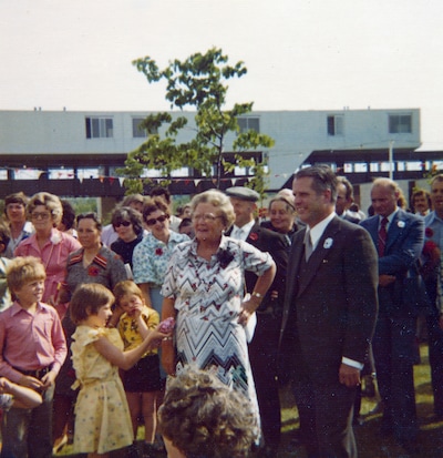Koningin opent modern dorp voor 350 bewoners bij Middelharnis