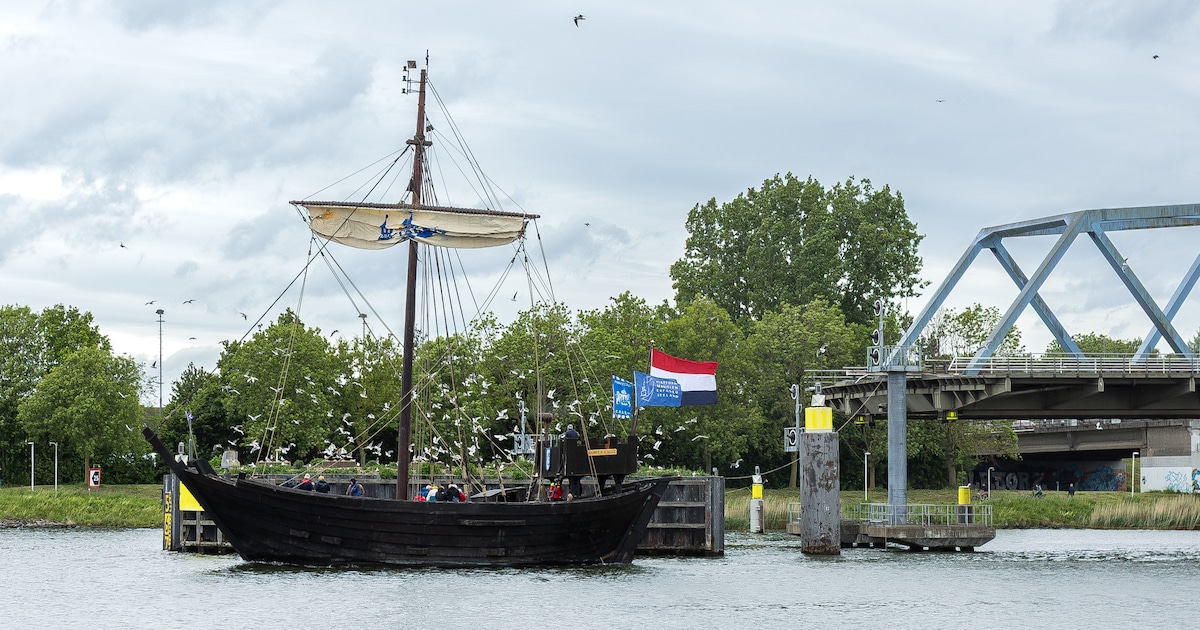 Wat een plaatje: replica middeleeuws koggeschip vaart over het Kanaal, als opmaat naar het feestjaar