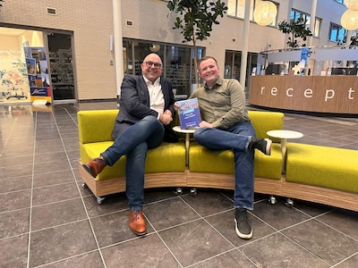 Al op zijn tiende ging Luuk (23) met zijn kuif in de gel op campagne, nu staat hij samen met zijn vader op de kandidatenlijst