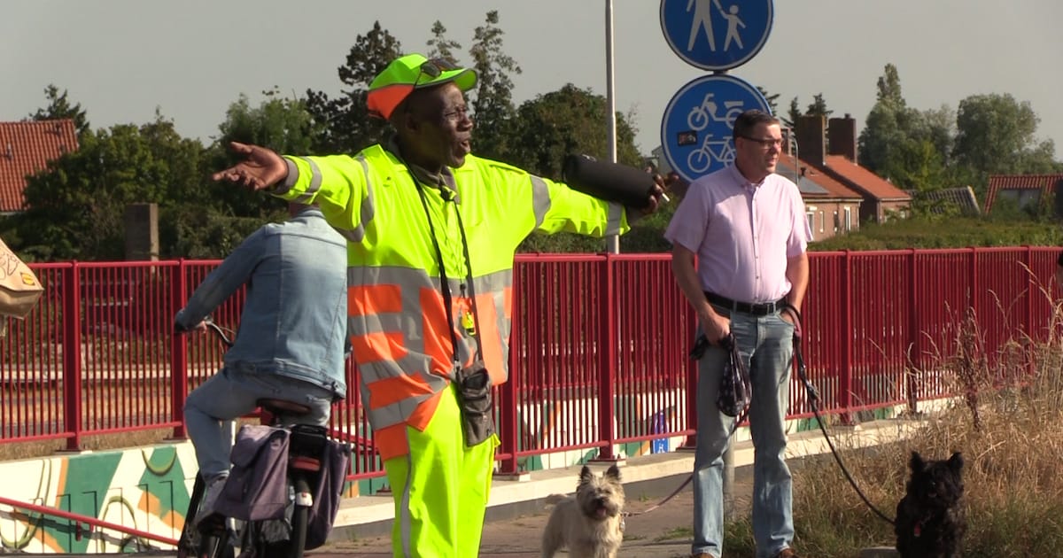 Dansende verkeersregelaar Guilliano brengt glimlach op gezicht bij fietsers Souburg