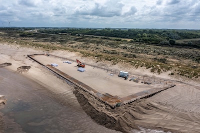 Toeristen over enorme damwand op Banjaardstrand: ‘Wat wordt hier gebouwd?’