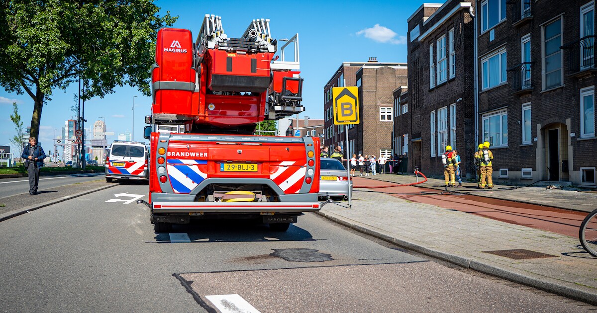 Zwarte rook bij brand in kelder van woning in Rotterdam-Charlois
