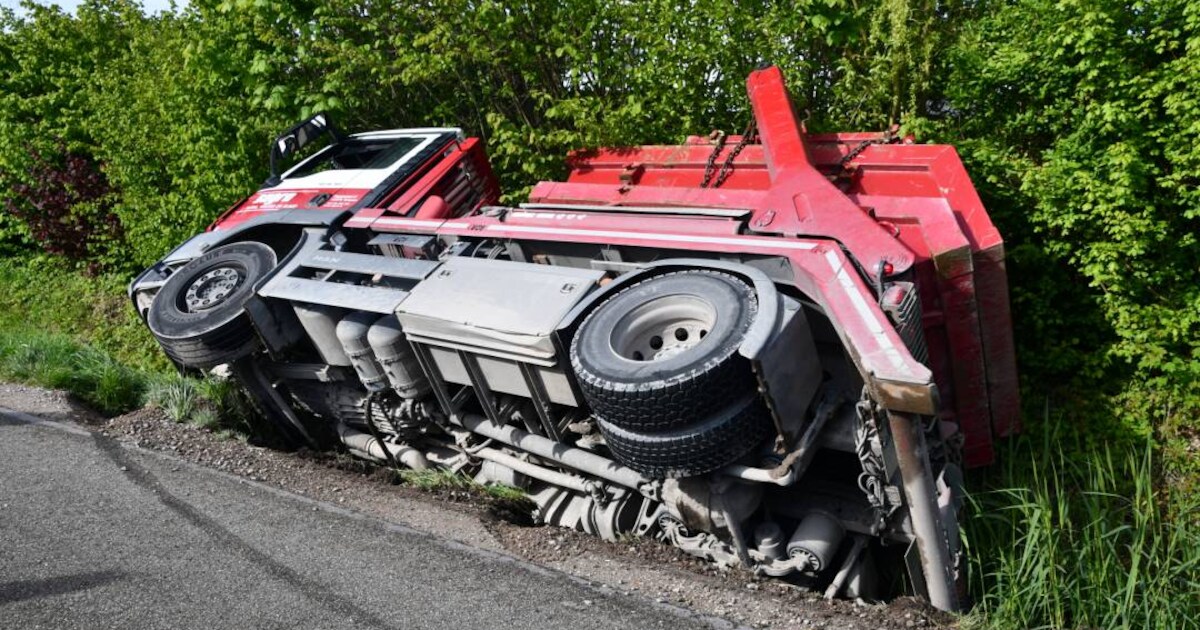Vrachtwagen belandt in de sloot op Nassauweg in 's-Heerenhoek