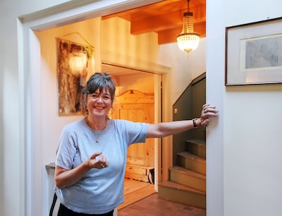 Karin woont in het schattigste dubbelhuisje van Zierikzee: ‘Alles voelt hier prettig aan, het hoort bij mij’