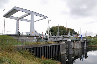 Defect aan de brug bij Bruinisse, auto’s op N59 via bypass doorgestuurd
