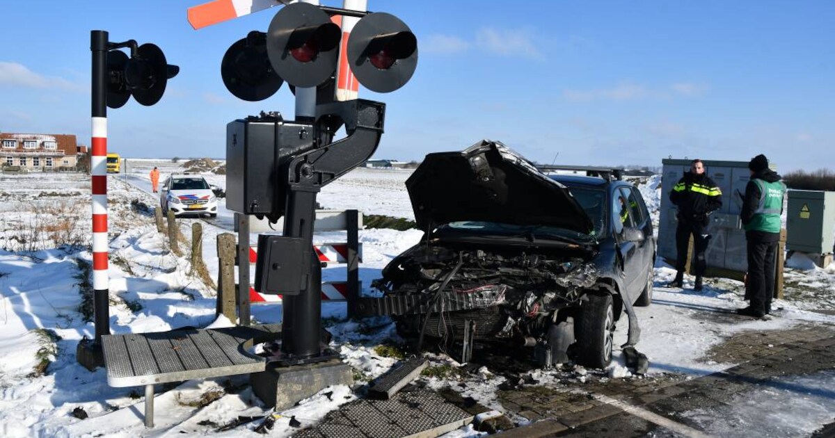 Trein rijdt tegen auto op spoorovergang bij Lewedorp, bestuurder blijft ongedeerd