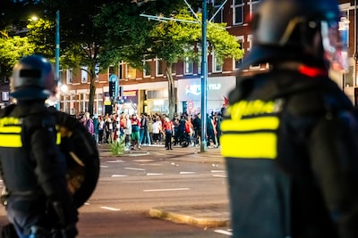 Politie grijpt in bij feest na WK-zege in Rotterdam, auto’s bekogeld met vuurwerk
