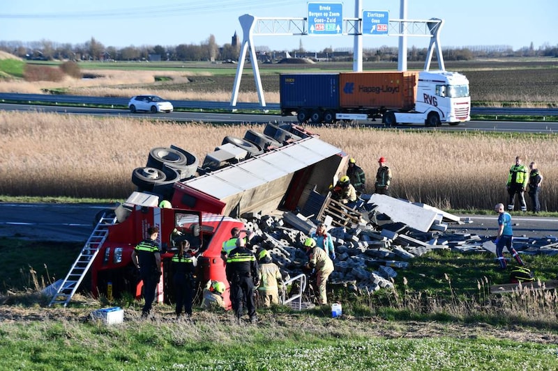De vrachtwagen kwam op zijn zijkant terecht.