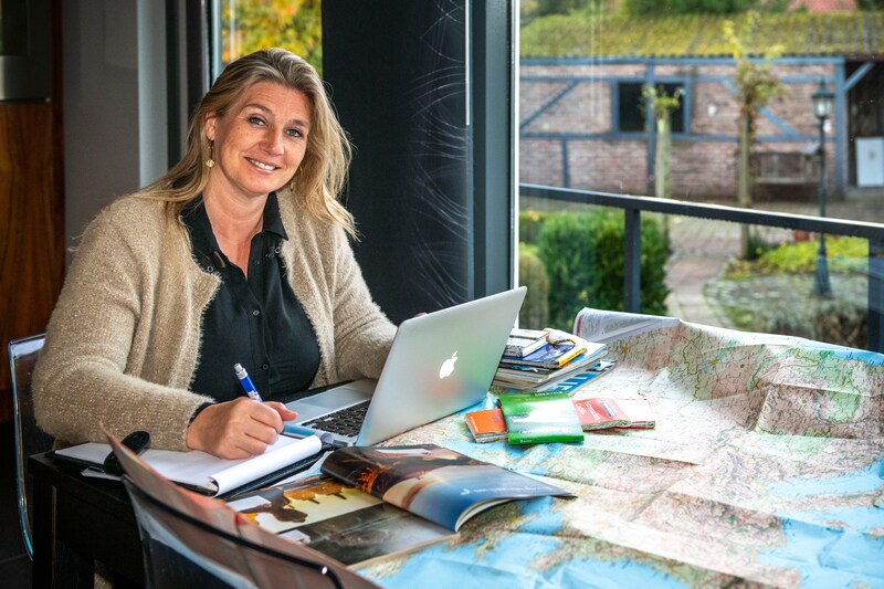 Consulente di viaggio mentre progetta un itinerario