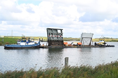 Oude sluisdeur eruit, tijdelijke sluisdeur erin: renovatie van Krammersluizen in volle gang