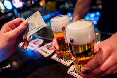 Zeeuwse jongeren drinken veel en zelfs onder hun achttiende komen ze er gemakkelijk aan