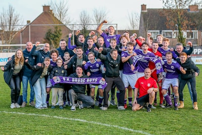 Bruse Boys hapt naar adem op De Waaje, maar verovert met dank aan kopbal Hanzen wel de periodetitel