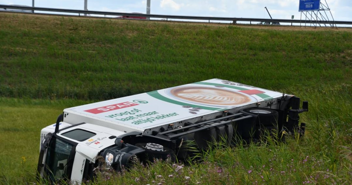Vrachtwagen op z’n kant langs de Kanaalweg in Kruiningen, chauffeur gewond