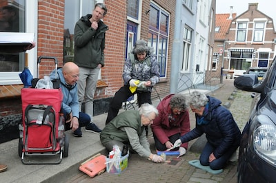 Struikelstenen in Zierikzee weer opgepoetst: ‘Kiek dan, ze blienken weer en vallen zo meer op’
