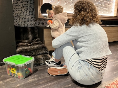 Hoofdpijn, moeite met schrijven of onhandig bij gym: kinderen steeds vaker bijziend door schermtijd