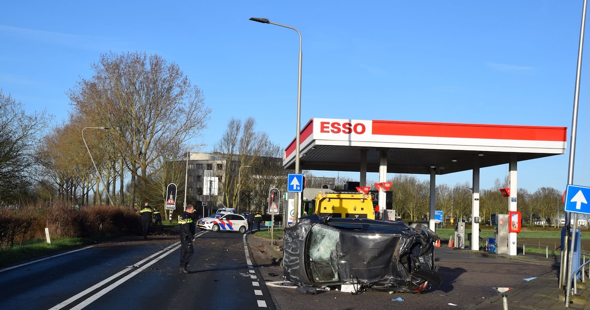 Auto vliegt uit de bocht op de N59 bij Zierikzee, bestuurder ongedeerd