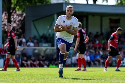 LEES TERUG | Hoek kan door onterechte penalty net niet winnen van De Treffers (2-2), Quick Boys is kampioen van de tweede divisie