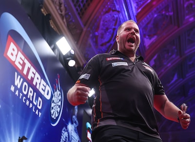 LIVE World Matchplay | Van Duijvenbode gooit pijlen als ‘zwiepende ballerina’ tegen Van Gerwen, maar wint wel: ‘Geef nooit op’
