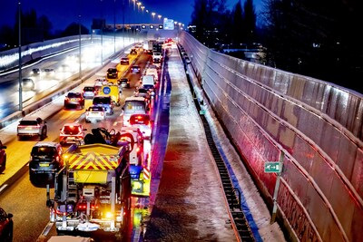 https://images.pzc.nl/ZGFkNWFkNzdjOTRlMzA5OTk3NmYvZGlvLzI2ODI2MTMwNy9maXQtd2lkdGgvNDAw/2026-01-05-08-10-42-rotterdam-verkeer-in-de-ochtendspits-op-de-a20-er-is-een-weerwaarschuwing-afgegeven-vanwege-sneeuw-en-gladheid-robin-utrecht-anp