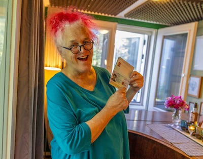 Baby Dee liet haar Amerikaanse paspoort verlopen na besluit Trump: ‘Dat was het laatste duwtje om Nederlander te worden’