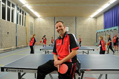 Duitser Sebastian Murkisch integreert mede dankzij tafeltennis: ‘We hebben afgesproken dat ik op de club zoveel mogelijk Nederlands spreek’