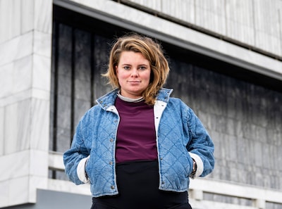 Raadslid Carolien (31) moet tijdelijk ontslag nemen omdat ze zwanger is: ‘Voelt alsof ik terug in de tijd ga’