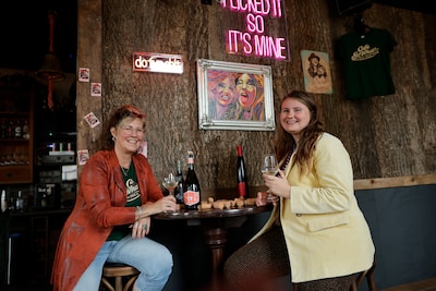 Dinny en Lotte starten met ‘pop-upwijnbar’ So Wine in Steenbergen