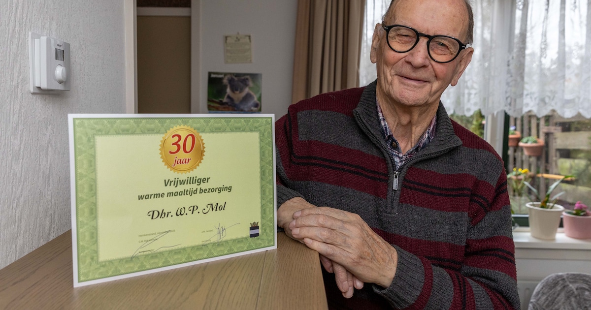 Al dertig jaar door weer en wind: Wim Mol (87) bezorgt maaltijden en denkt niet aan stoppen