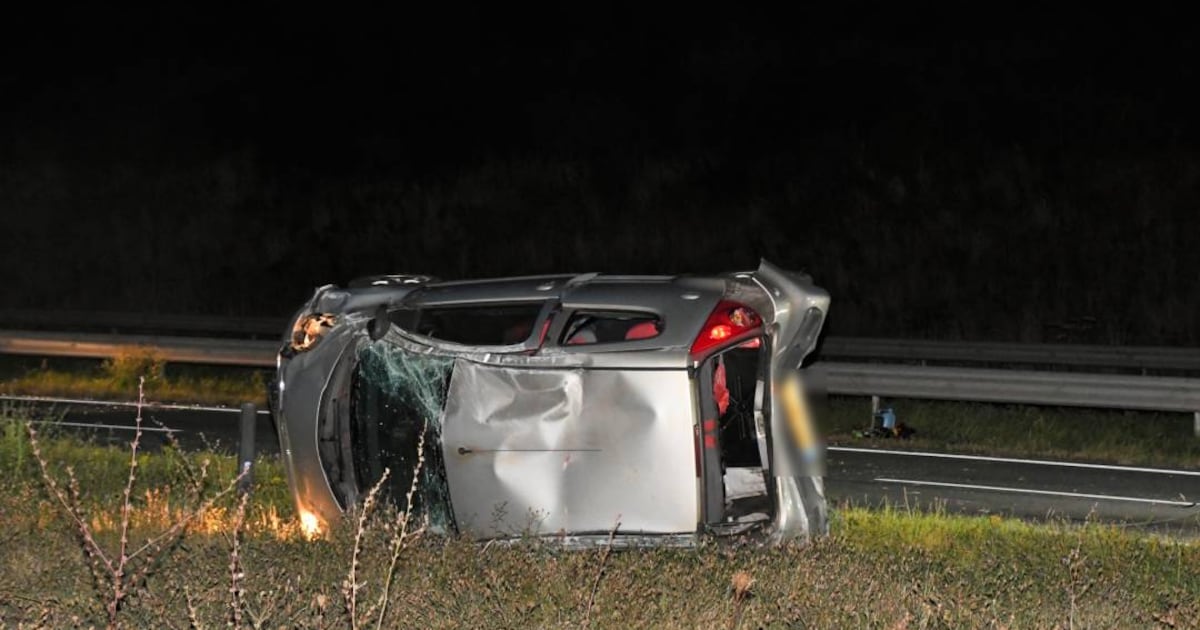 Auto belandt op zijkant na botsing op N62 Sluiskil.