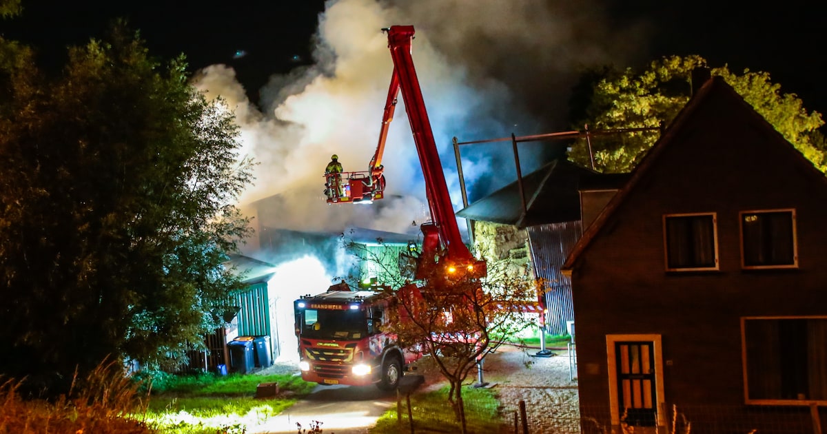 Uitslaande brand in schuur vol hooi in Streefkerk