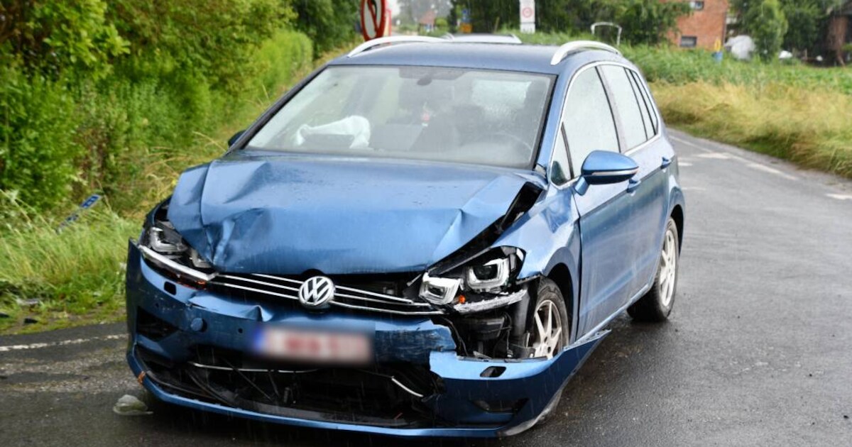 Auto met de neus in de sloot na botsing in Nieuw Namen