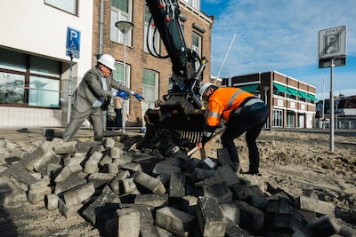 De eerste 50 klinkers zijn weg: Terneuzen krijgt steen voor steen een groenere binnenstad