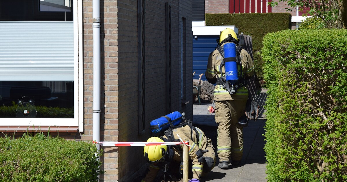 Brandweer verricht metingen naar hinderlijke lucht bij woning in Zierikzee
