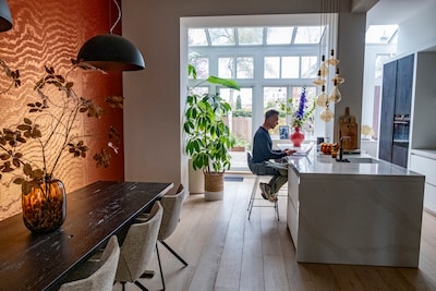 In dit huis beweegt Erno Tramper de hele dag met de zon mee