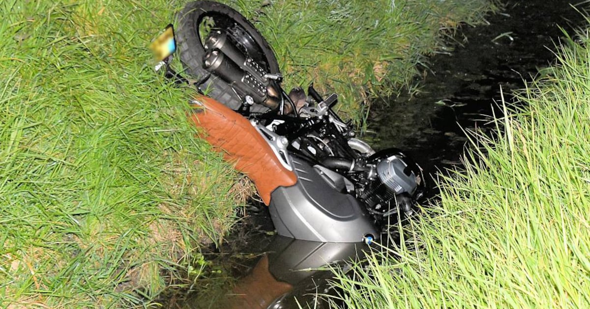 Motorrijder belandt in sloot bij Wolphaartsdijk, houdt er nat pak aan over