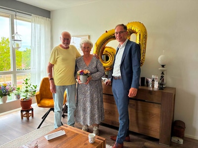 Wethouder feliciteert diamanten echtpaar Wisse-Hoek in Tholen