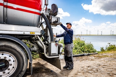Schrale wind droogt akkers uit en beregenen kost de boeren goud geld