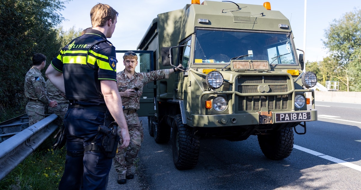 Oververhit Brits legervoertuig komt aan de kant te staan op A20 bij Schiedam