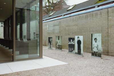 https://images.pzc.nl/ZGYzZjM0OTU4NjJkZjBiZDUyZWEvZGlvLzI0MTE3MTY0Ni9maXQtd2lkdGgvNDAw/nationaal-holocaust-museum-op-de-plantage-middellaan-tuin-met-foto-s-van-de-kinderen-die-daar-zijn-geweest-foto-maarten-delobel