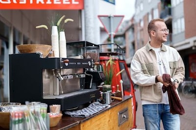 Kerkgangers gaan zondag na de dienst Middelburg in om te helpen: ‘We willen meer mensen laten glimlachen’