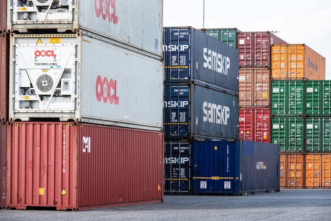 Havens Zeeland en Moerdijk bundelen krachten: minder vrachtwagens op de ...
